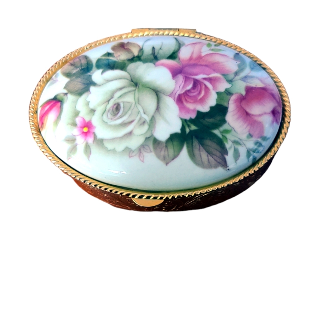 hinged lid rose design textured gold tone leaf scroll oval trinket pill box Vtg